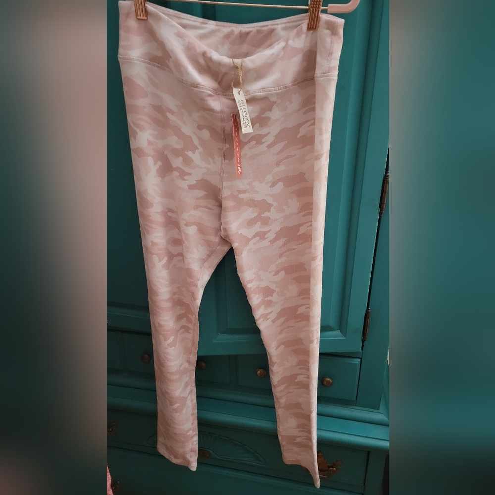 Women's Pink Camo Leggings
